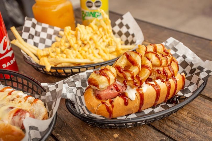 Dogo especial con aros de cebolla, papas y bebidas