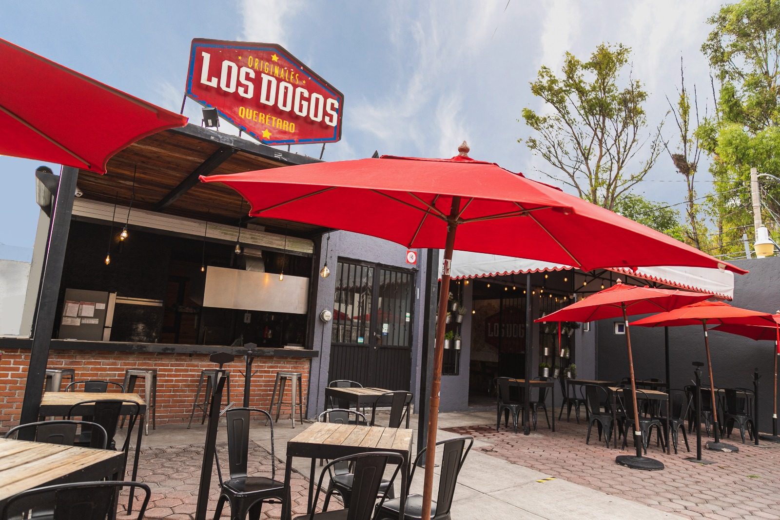 Fachada de Los Dogos Originales en Querétaro